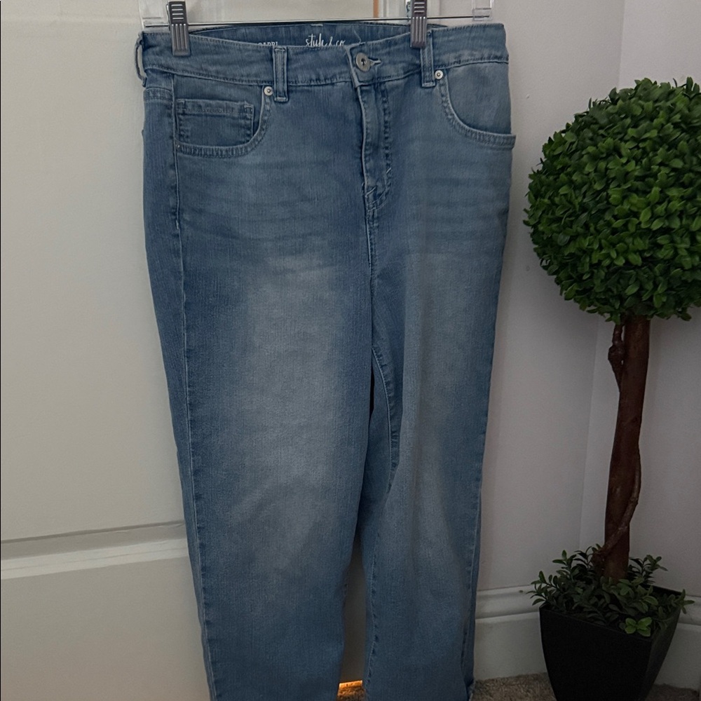 Stylish Blue Women's Capris Jeans